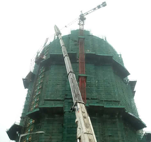 新安吊车在工地上作业